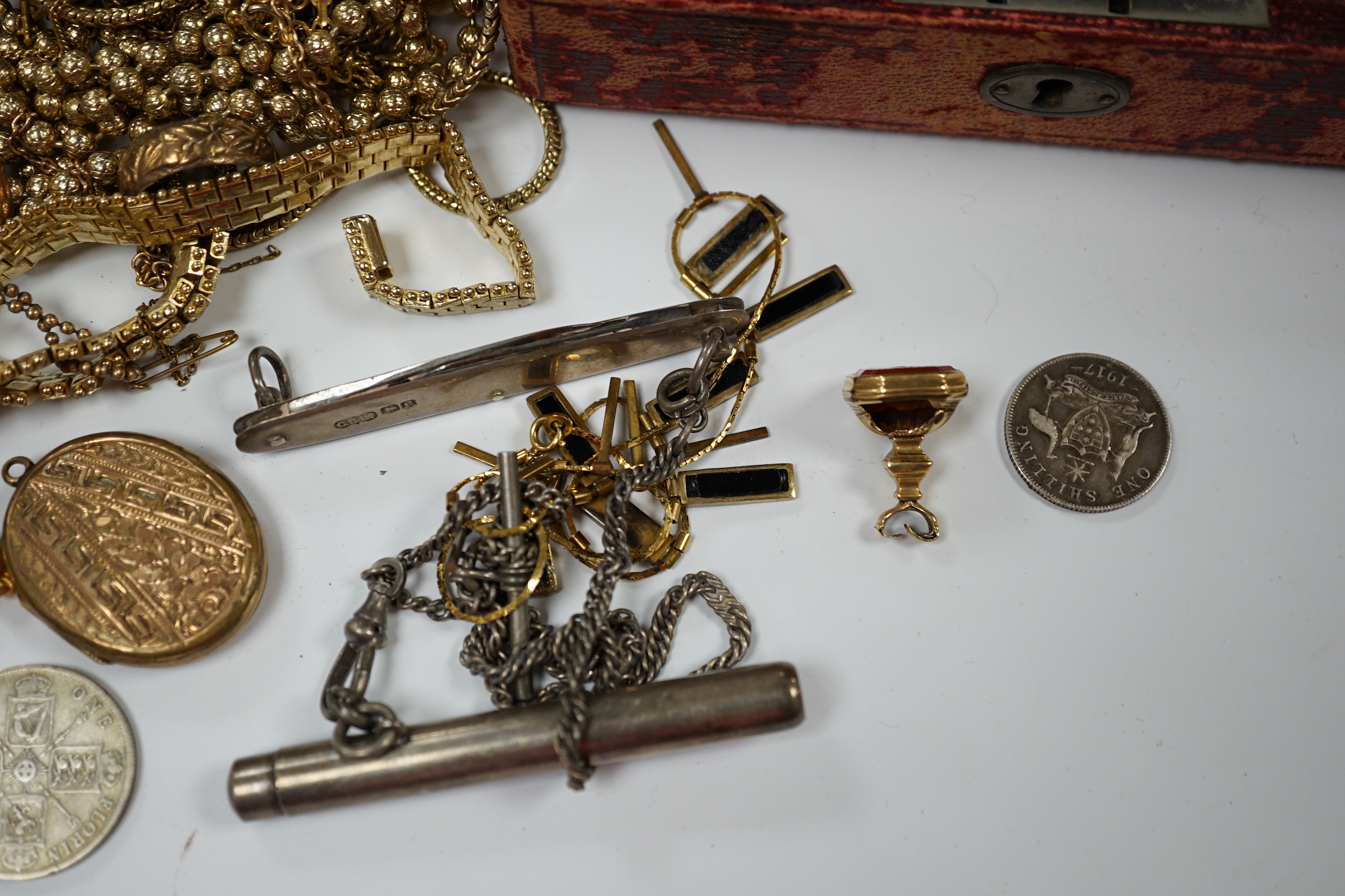 A quantity of assorted costume jewellery.